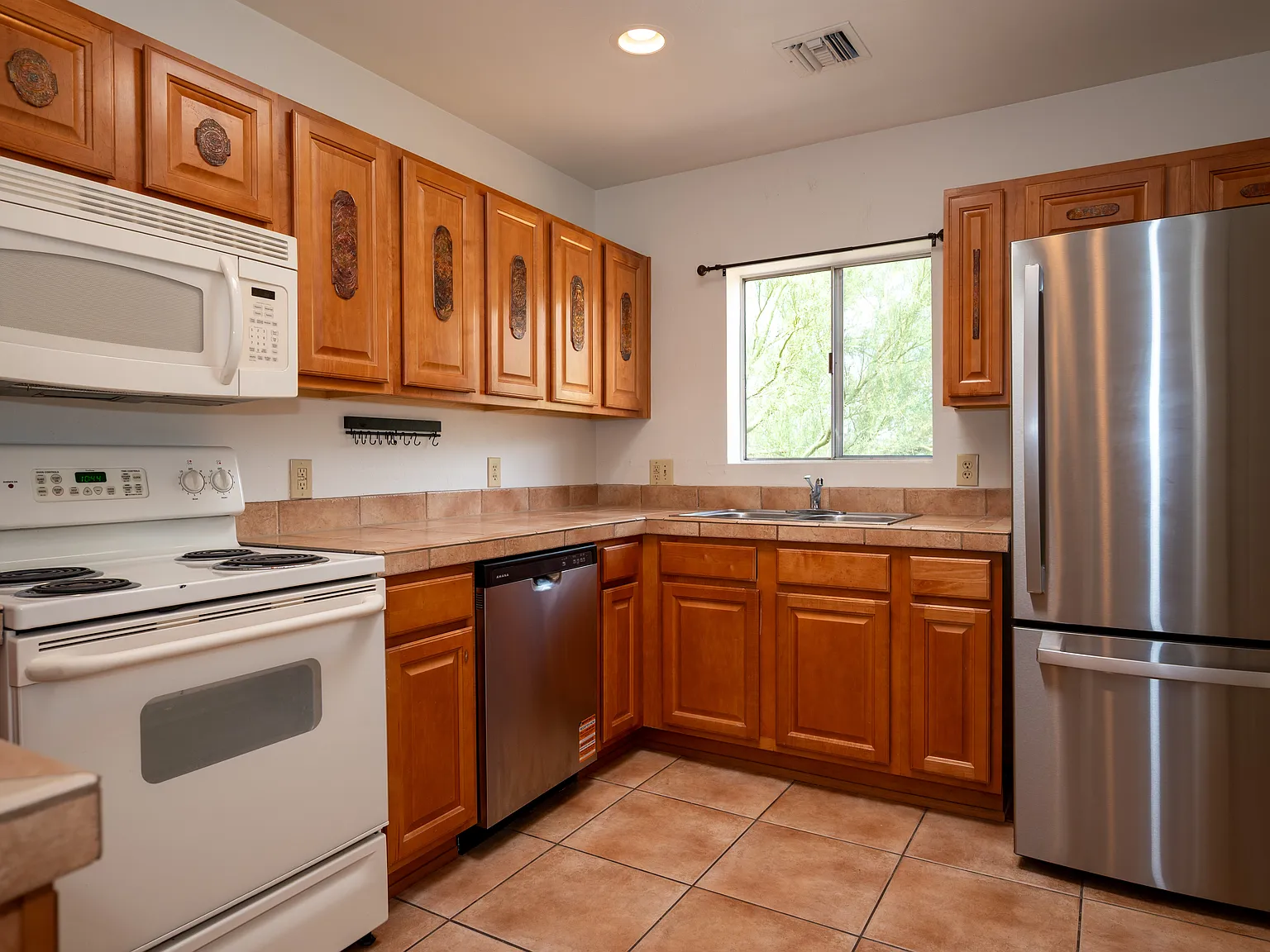 2 bed, 969 sqft, $1,475 — Photo 2