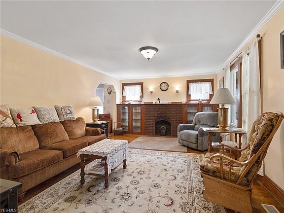 5th image of 121 Elmwood Ave
