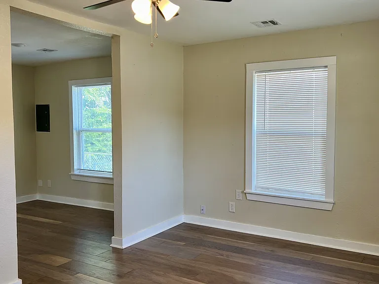 1036 N Madison Ave — Photo 4