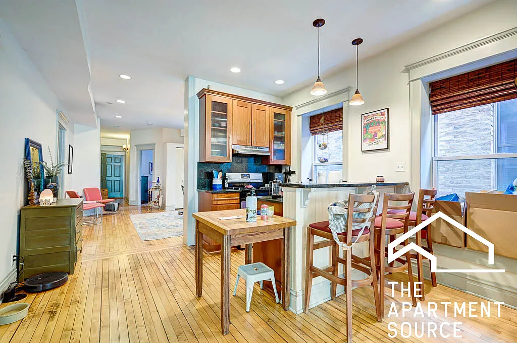 Building Photo - 882 N Marshfield Ave #2F