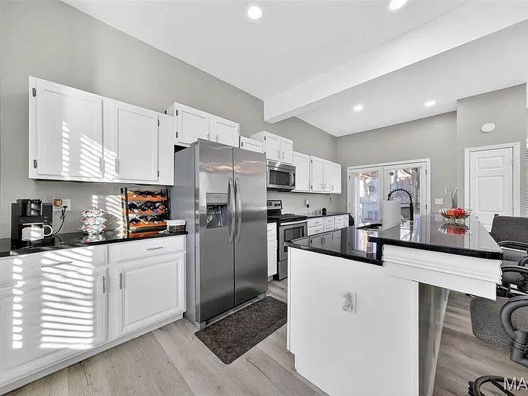28 Columbus Square Dr — Photo 1