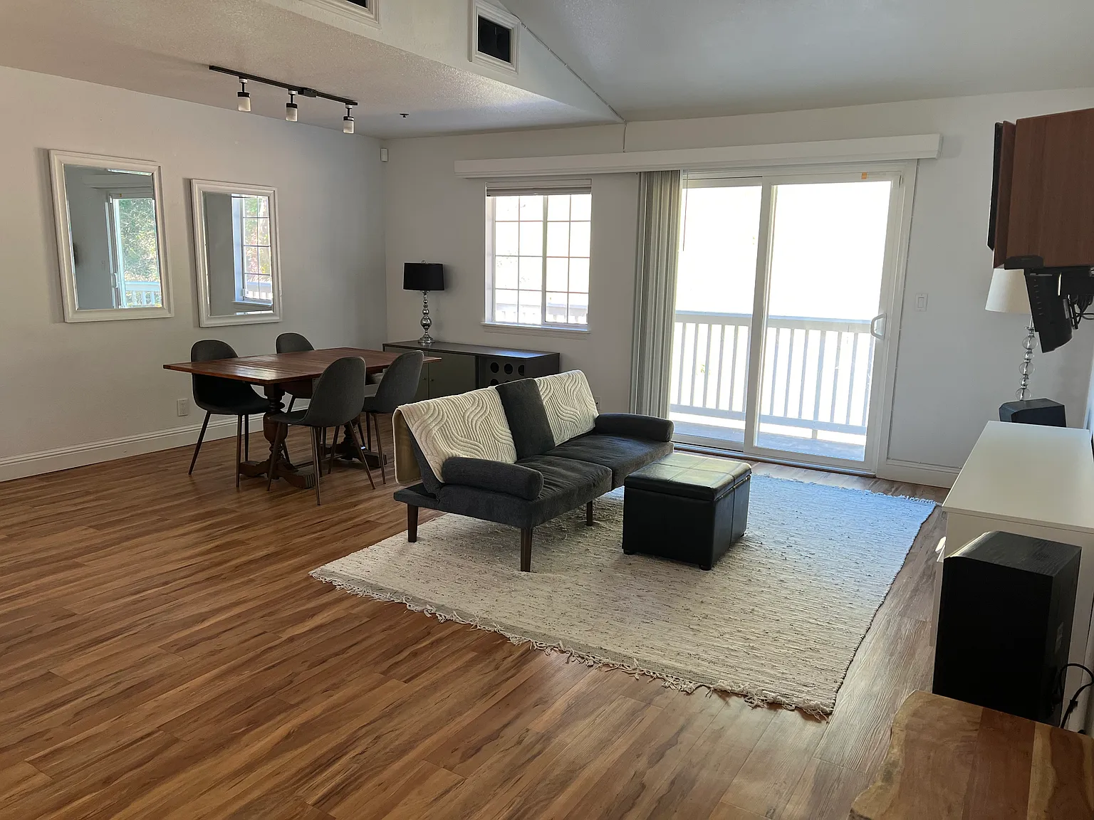 2 bed, 1004 sqft, $5,800 — Photo 3