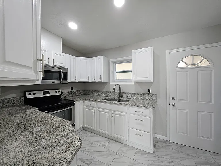10117 N Ola Ave — Photo 10