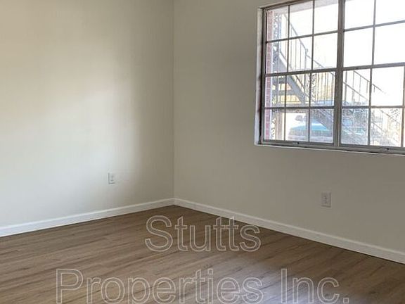 5th image of 927 Sherrod Ave #A