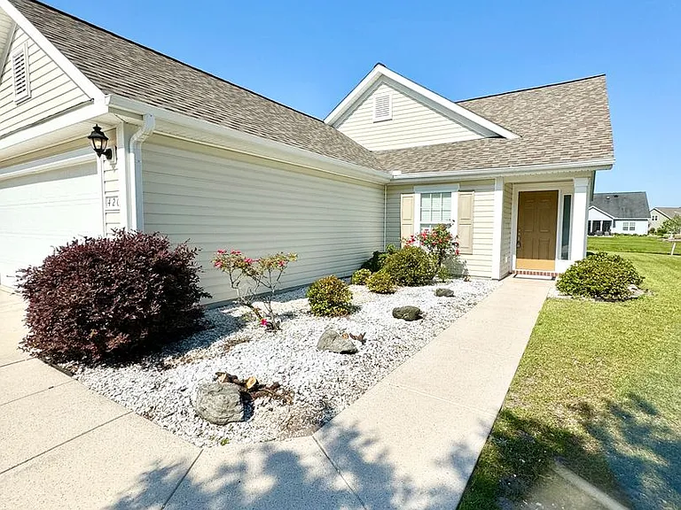 420 Hillsborough Dr — Photo 3
