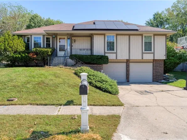 403 SE Colony Dr, Lees Summit, MO 64063