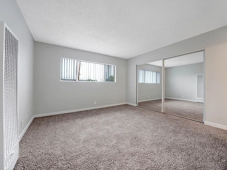 Sunset Square Apartments — Photo 33