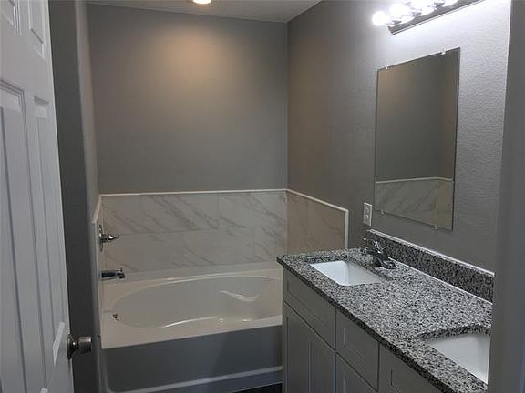 4th image of 402 Hitt St