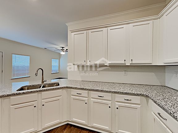 4th image of 692 Woodall Rd