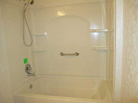 22 Iroquois Dr P16018K common bath