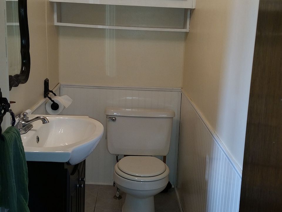 1/2 bath- new flooring Nov 1