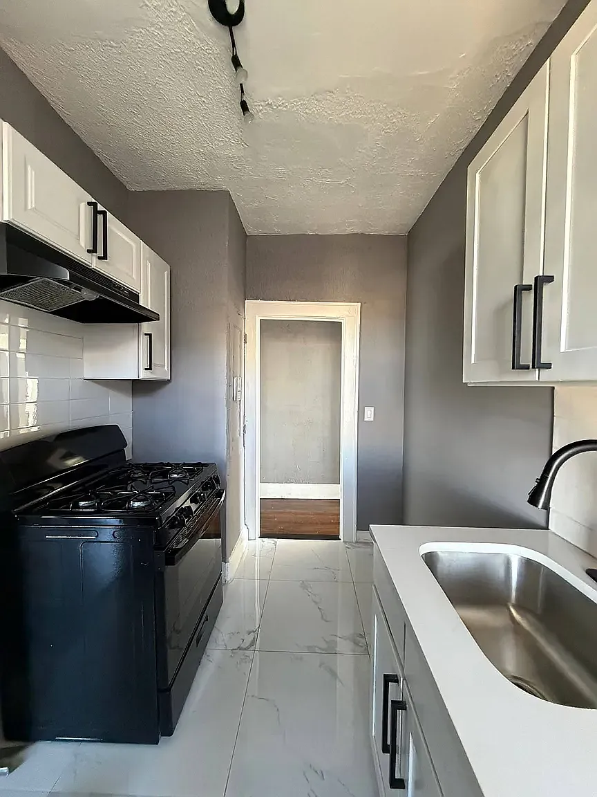3 bed, $2,000 — Photo 2