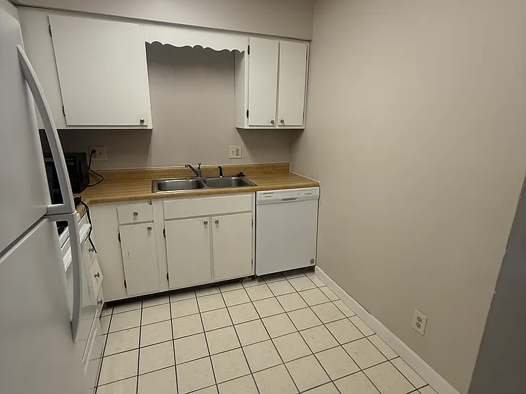 Kitchen (2nd Angle)