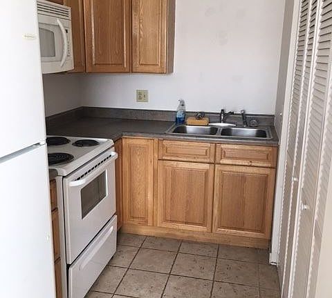 5th image of 825 Nash St APT 4