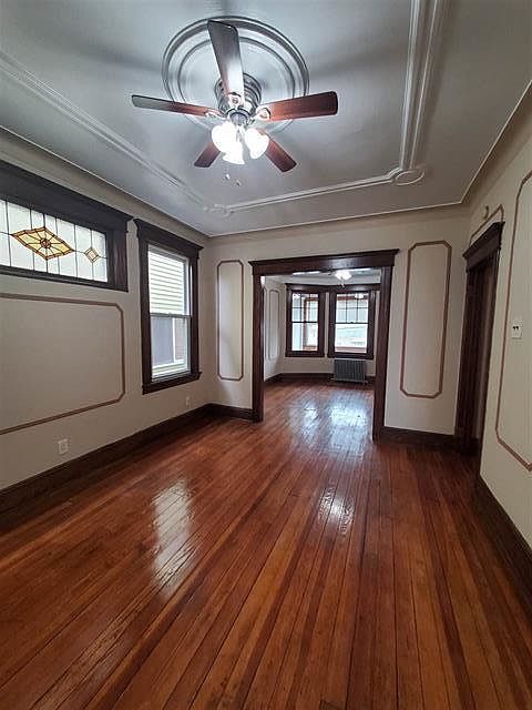 1st image of 387 Avenue E