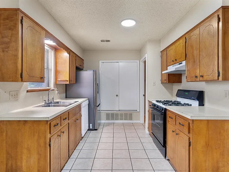 2805 Davis St #A — Photo 5