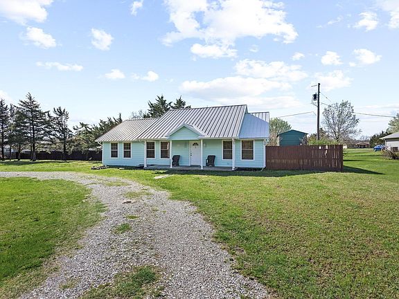 3rd image of 404 Willow Dr