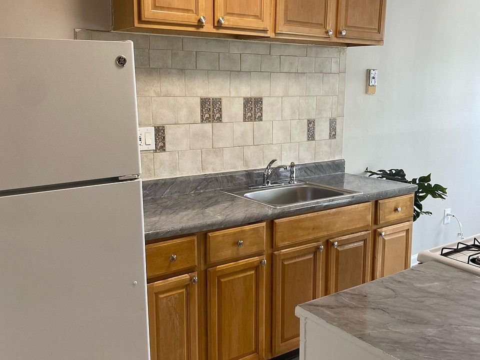 Kitchen (view 1)