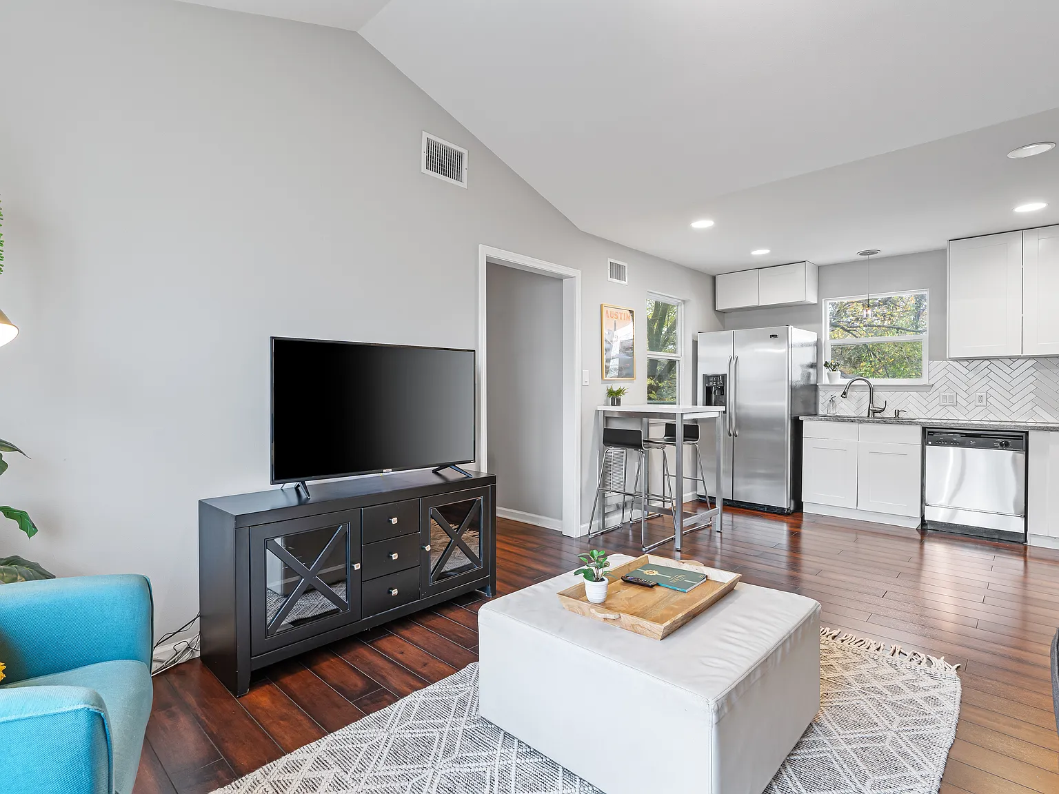 2 bed, 850 sqft, $2,345 — Photo 4