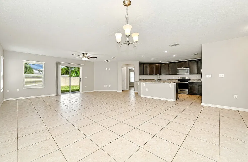 4 bed, 2.0 bath, 1976 sqft, $2,260 — Photo 4