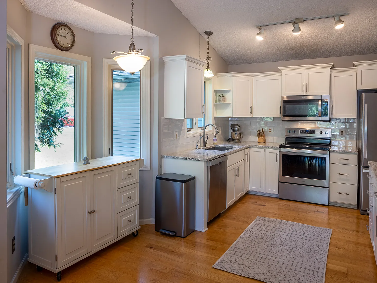 4 bed, 2084 sqft, $2,995 — Photo 3