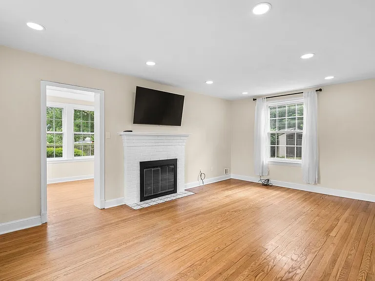 2200 Windham Ln — Photo 6