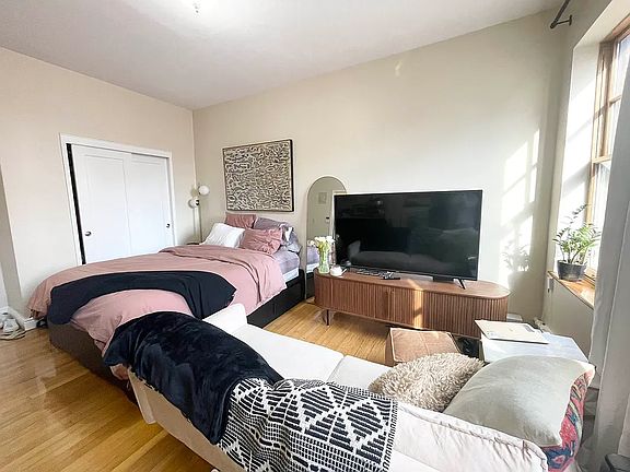 5th image of 301 W 13th St APT 3C