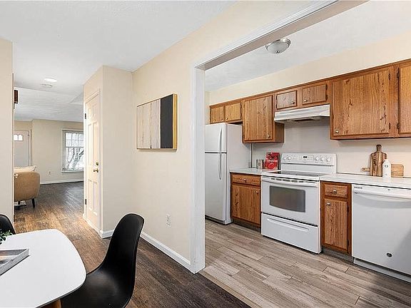 3rd image of 107 Wyndham Ave Unit 107