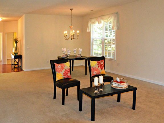 3rd image of 405 Paulette Cir