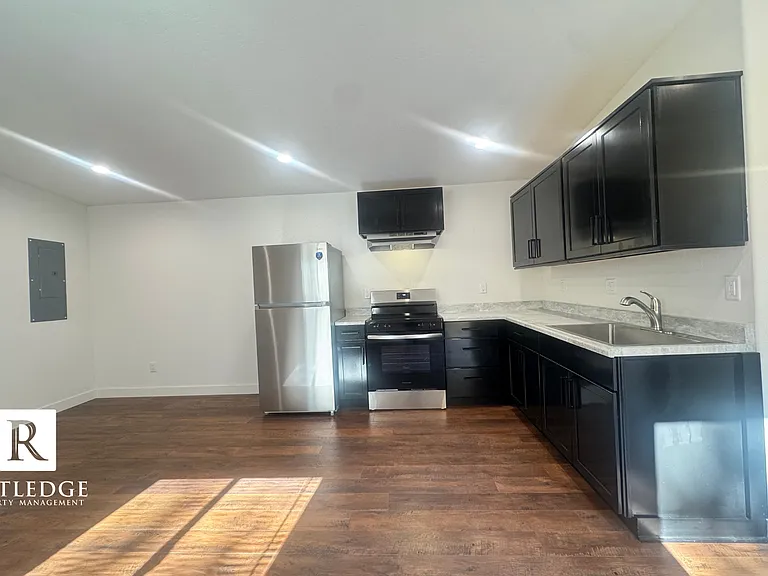 747 Dakota Ave — Photo 2