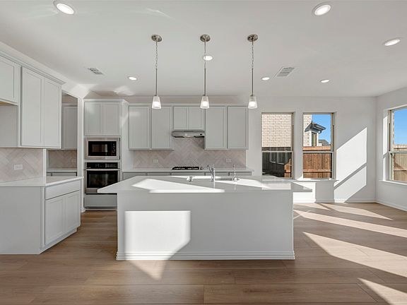 3rd image of 5320 Magallon Ln