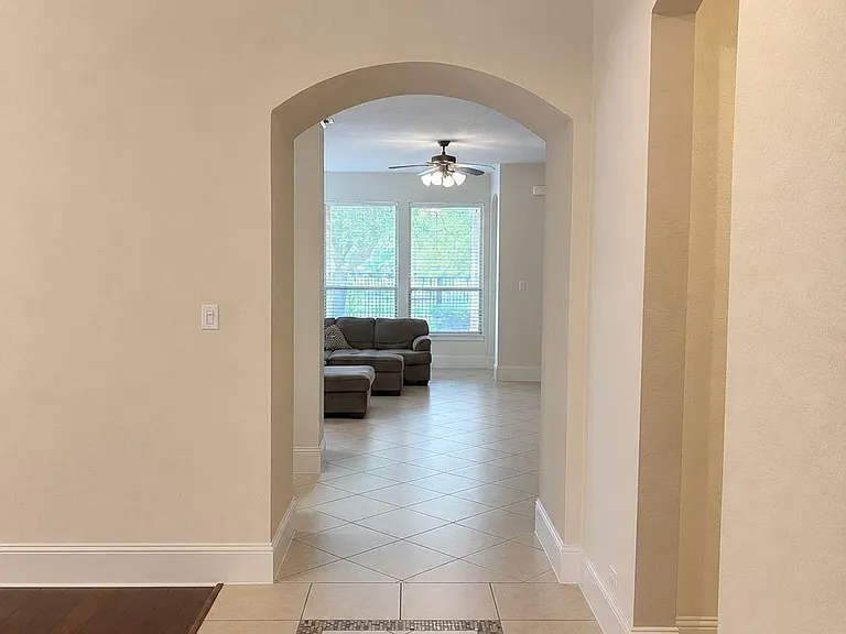 515 Newington Ln — Photo 7