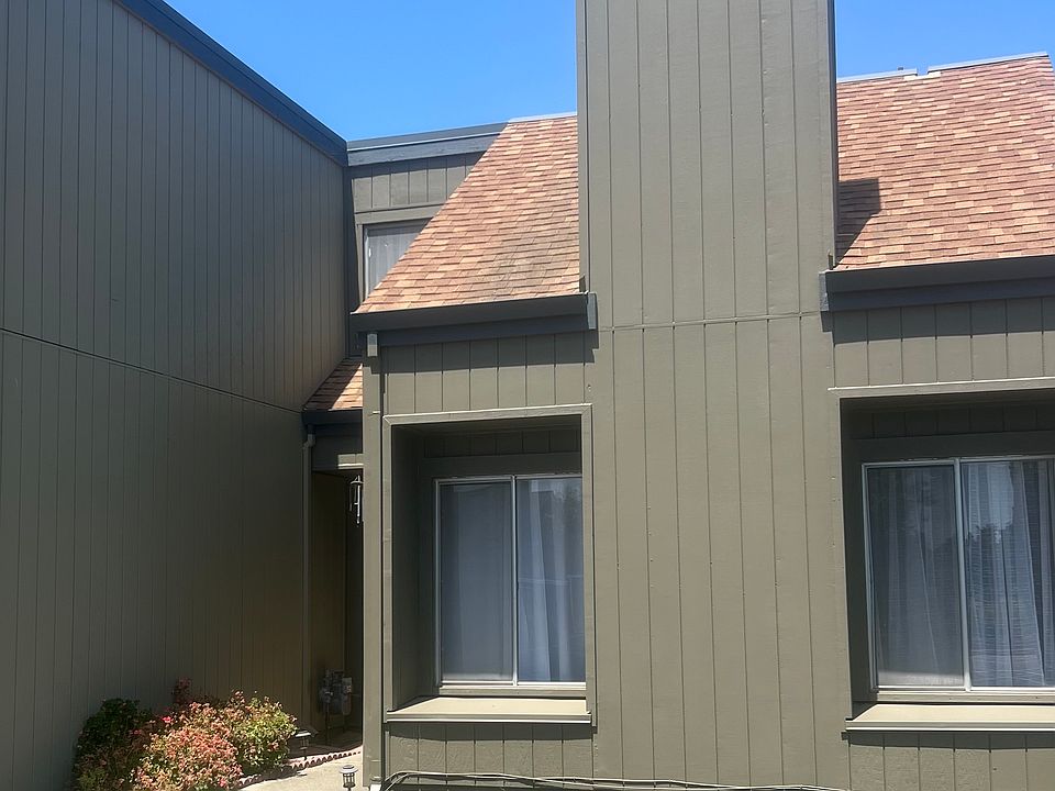 Coveted H Model Townhome - Street Acess with parking.