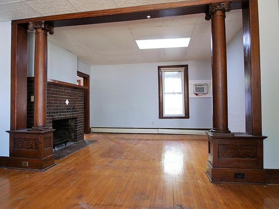 3rd image of 805 10th St W APT 2