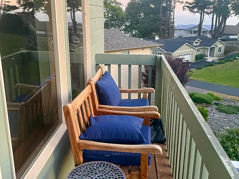 Grab your better half and unwind in total comfort while enjoying a peaceful peek-a-boo view of the ocean and breathtaking coastal sunsets.