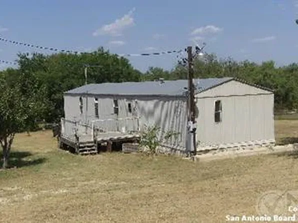 200 Blue Jay Dr, Floresville, TX 78114