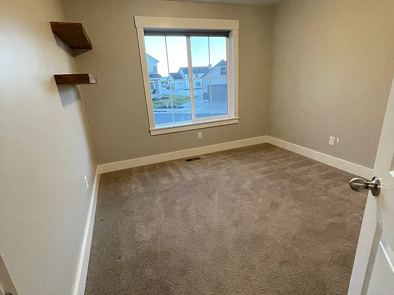 537 E 860 S — Photo 14