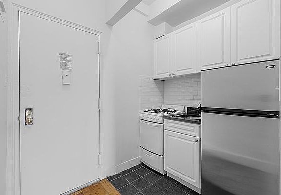 4th image of 160 W 71st St APT 14J