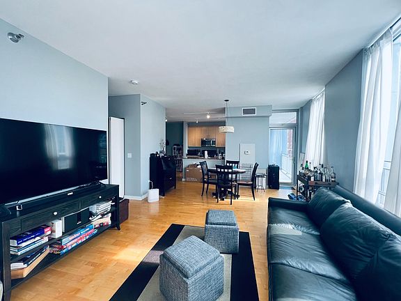 3rd image of 330 W Grand Ave #604