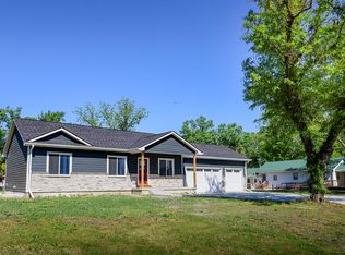 719 N 7th St, Wymore, NE 68466