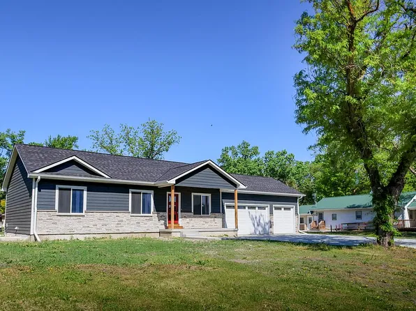 719 N 7th St, Wymore, NE 68466