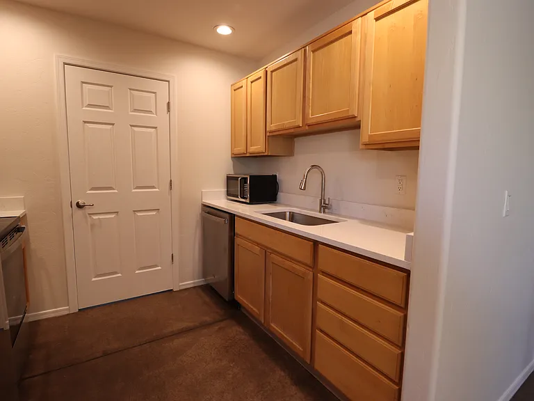 1020 E Silver St — Photo 27