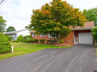 18 Wertman Ln, Loudonville, NY 12211