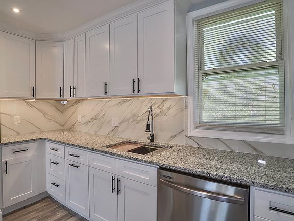 5th image of 237 Whiton St APT 3