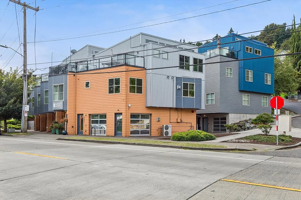 2377 Harbor Ave SW - 2 bedrooms — Photo 2