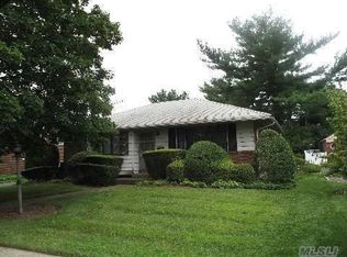 24 Cromwell Rd, Carle Place, NY 11514