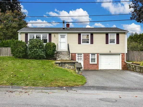 4 Saint Anna Ave, Bristol, RI 02809