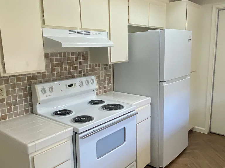 2237 Cherry Ln #102 — Photo 3