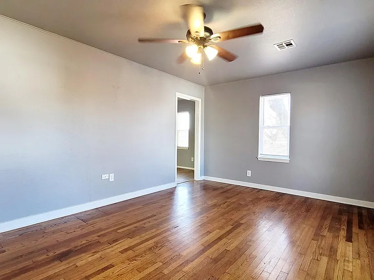 300 E Kittyhawk Dr — Photo 3