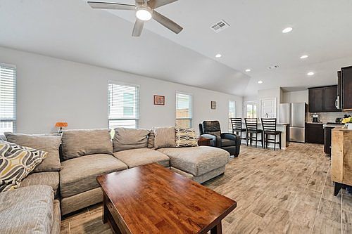 4th image of 155 Lyndon Dr
